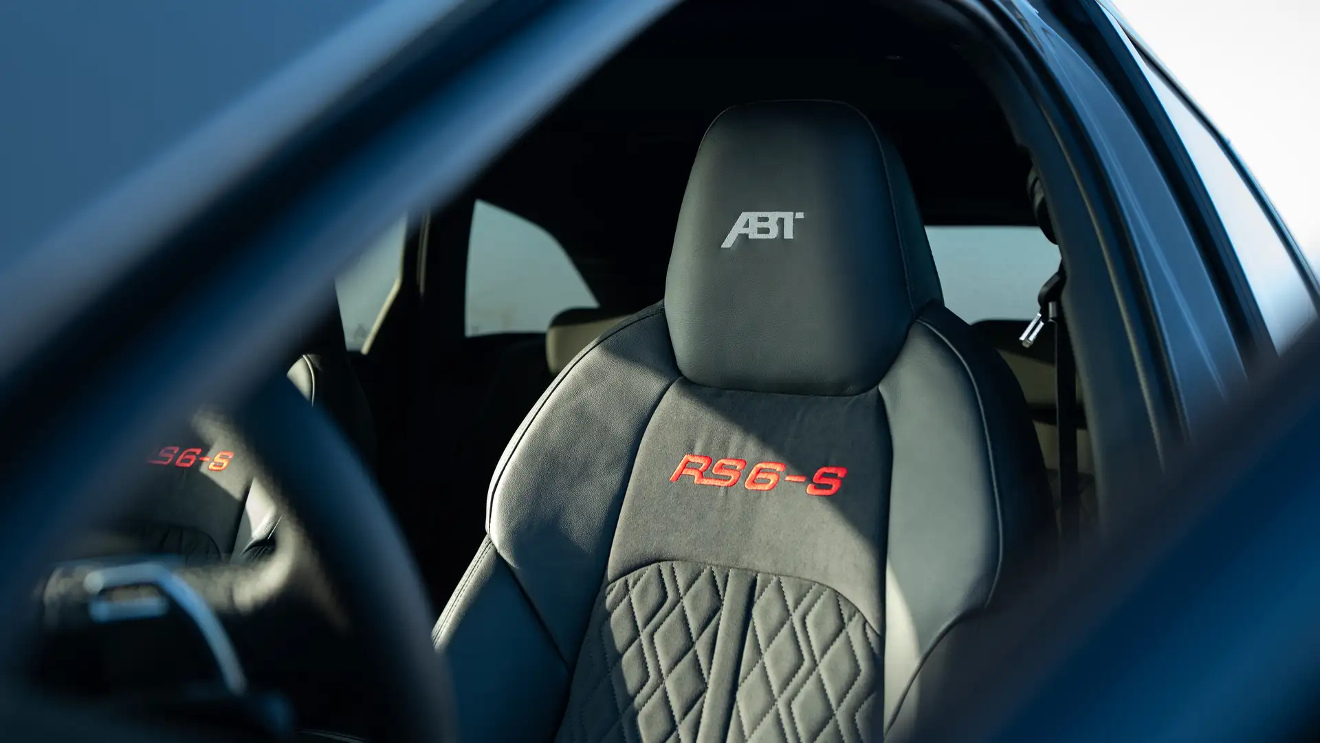 Audi Abt RS6-S CarVia Rental Car Seats